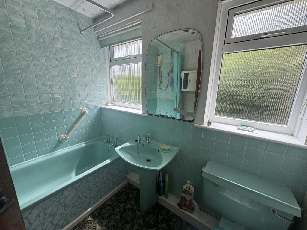 Lot: 17 - DETACHED BUNGALOW FOR IMPROVEMENT - Bathroom